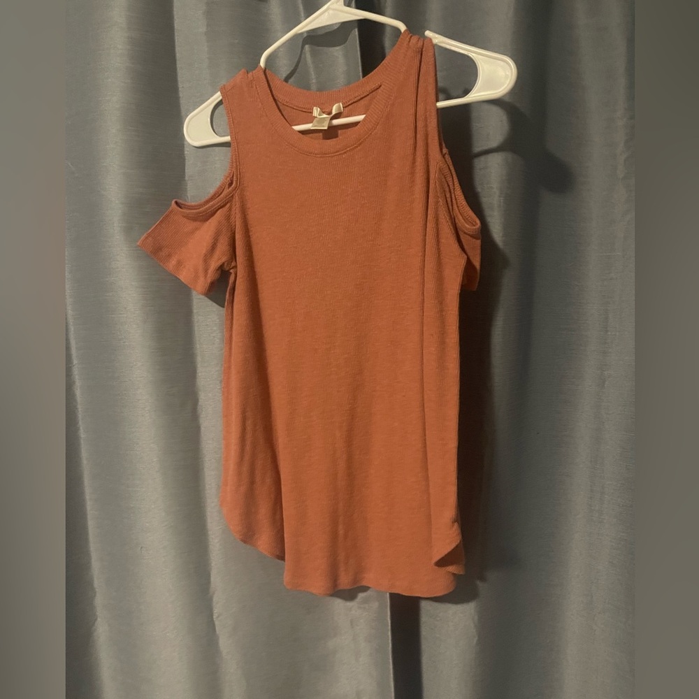 Open shoulder shirt